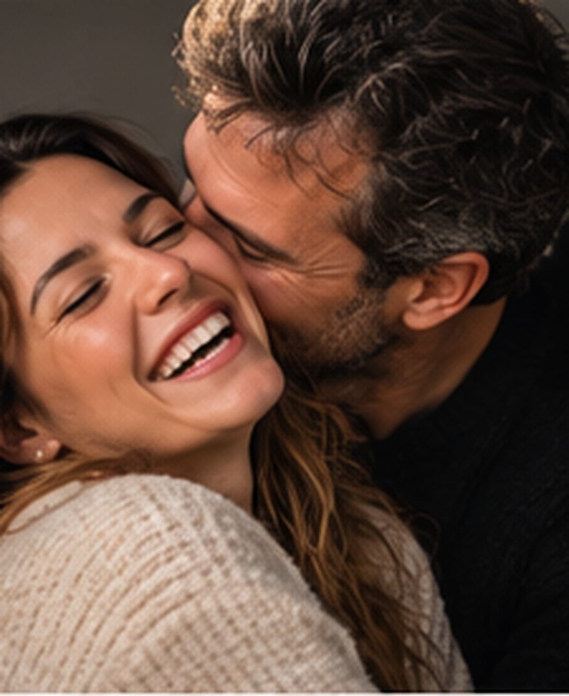Couple enlacé et rieur, lumière chaude